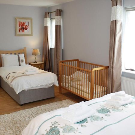 Town Centre Location -Free Private Parking -Luxury 4 Bedroom House All En-Suite With Power Showers -Full Kitchen, 2 Living Rooms - Great Location - Shops And Restaurants 3-Minute Walk -Fast Wi-Fi -Sleeps 9 Guests Killarney Eksteriør bilde