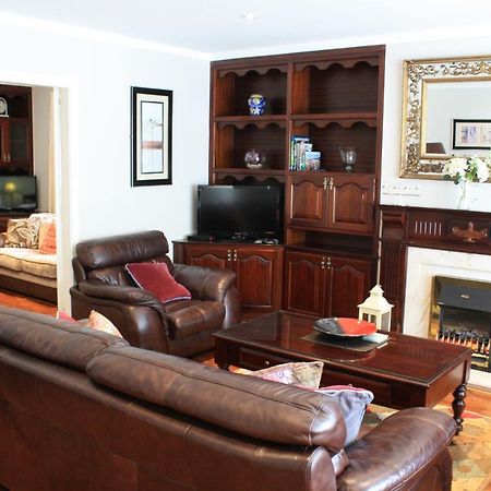 Town Centre Location -Free Private Parking -Luxury 4 Bedroom House All En-Suite With Power Showers -Full Kitchen, 2 Living Rooms - Great Location - Shops And Restaurants 3-Minute Walk -Fast Wi-Fi -Sleeps 9 Guests Killarney Eksteriør bilde