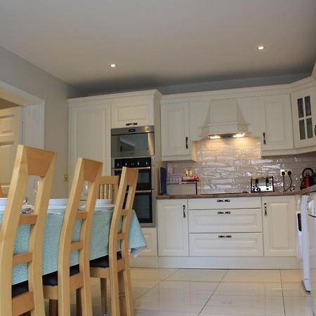 Town Centre Location -Free Private Parking -Luxury 4 Bedroom House All En-Suite With Power Showers -Full Kitchen, 2 Living Rooms - Great Location - Shops And Restaurants 3-Minute Walk -Fast Wi-Fi -Sleeps 9 Guests Killarney Eksteriør bilde