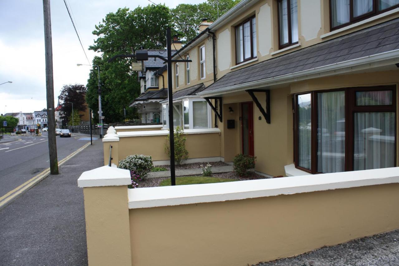 Town Centre Location -Free Private Parking -Luxury 4 Bedroom House All En-Suite With Power Showers -Full Kitchen, 2 Living Rooms - Great Location - Shops And Restaurants 3-Minute Walk -Fast Wi-Fi -Sleeps 9 Guests Killarney Eksteriør bilde