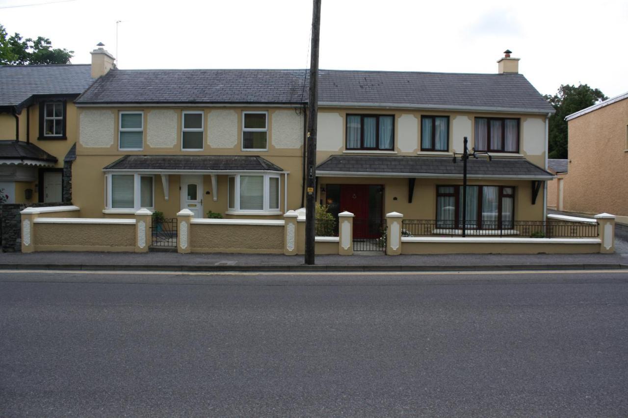 Town Centre Location -Free Private Parking -Luxury 4 Bedroom House All En-Suite With Power Showers -Full Kitchen, 2 Living Rooms - Great Location - Shops And Restaurants 3-Minute Walk -Fast Wi-Fi -Sleeps 9 Guests Killarney Eksteriør bilde