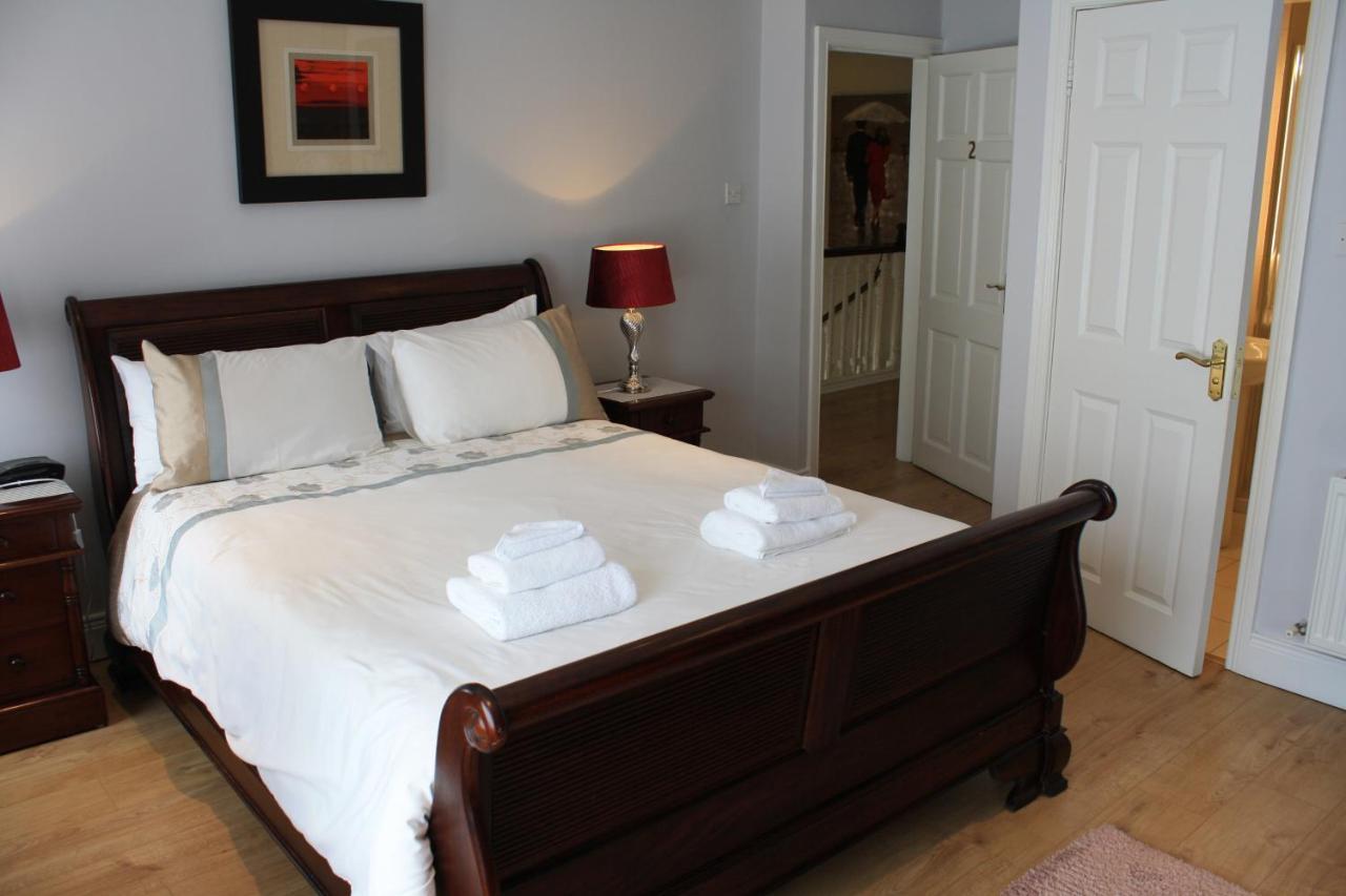 Town Centre Location -Free Private Parking -Luxury 4 Bedroom House All En-Suite With Power Showers -Full Kitchen, 2 Living Rooms - Great Location - Shops And Restaurants 3-Minute Walk -Fast Wi-Fi -Sleeps 9 Guests Killarney Eksteriør bilde