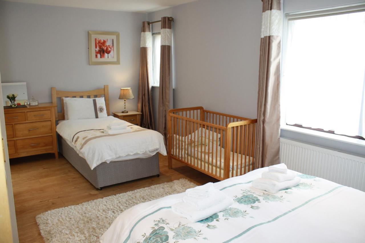 Town Centre Location -Free Private Parking -Luxury 4 Bedroom House All En-Suite With Power Showers -Full Kitchen, 2 Living Rooms - Great Location - Shops And Restaurants 3-Minute Walk -Fast Wi-Fi -Sleeps 9 Guests Killarney Eksteriør bilde
