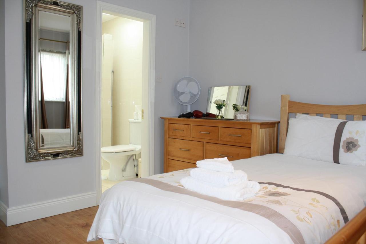 Town Centre Location -Free Private Parking -Luxury 4 Bedroom House All En-Suite With Power Showers -Full Kitchen, 2 Living Rooms - Great Location - Shops And Restaurants 3-Minute Walk -Fast Wi-Fi -Sleeps 9 Guests Killarney Eksteriør bilde