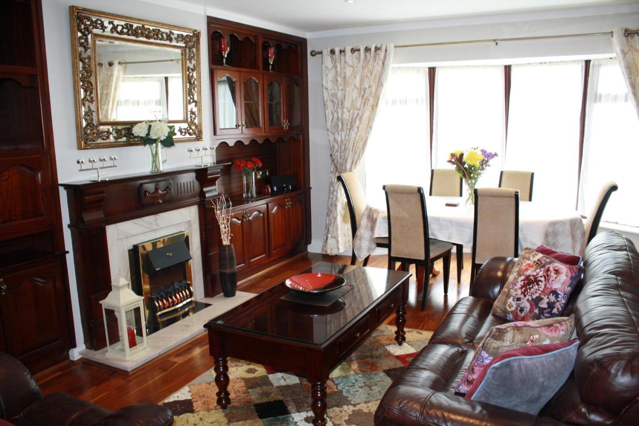 Town Centre Location -Free Private Parking -Luxury 4 Bedroom House All En-Suite With Power Showers -Full Kitchen, 2 Living Rooms - Great Location - Shops And Restaurants 3-Minute Walk -Fast Wi-Fi -Sleeps 9 Guests Killarney Eksteriør bilde