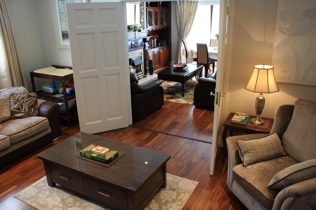 Town Centre Location -Free Private Parking -Luxury 4 Bedroom House All En-Suite With Power Showers -Full Kitchen, 2 Living Rooms - Great Location - Shops And Restaurants 3-Minute Walk -Fast Wi-Fi -Sleeps 9 Guests Killarney Eksteriør bilde