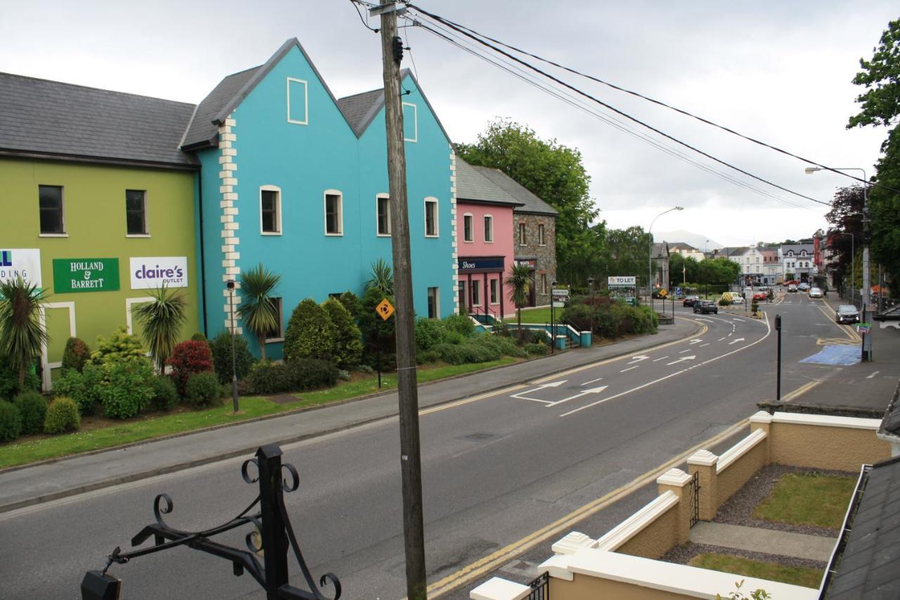 Town Centre Location -Free Private Parking -Luxury 4 Bedroom House All En-Suite With Power Showers -Full Kitchen, 2 Living Rooms - Great Location - Shops And Restaurants 3-Minute Walk -Fast Wi-Fi -Sleeps 9 Guests Killarney Eksteriør bilde
