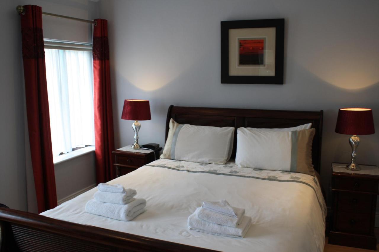 Town Centre Location -Free Private Parking -Luxury 4 Bedroom House All En-Suite With Power Showers -Full Kitchen, 2 Living Rooms - Great Location - Shops And Restaurants 3-Minute Walk -Fast Wi-Fi -Sleeps 9 Guests Killarney Eksteriør bilde