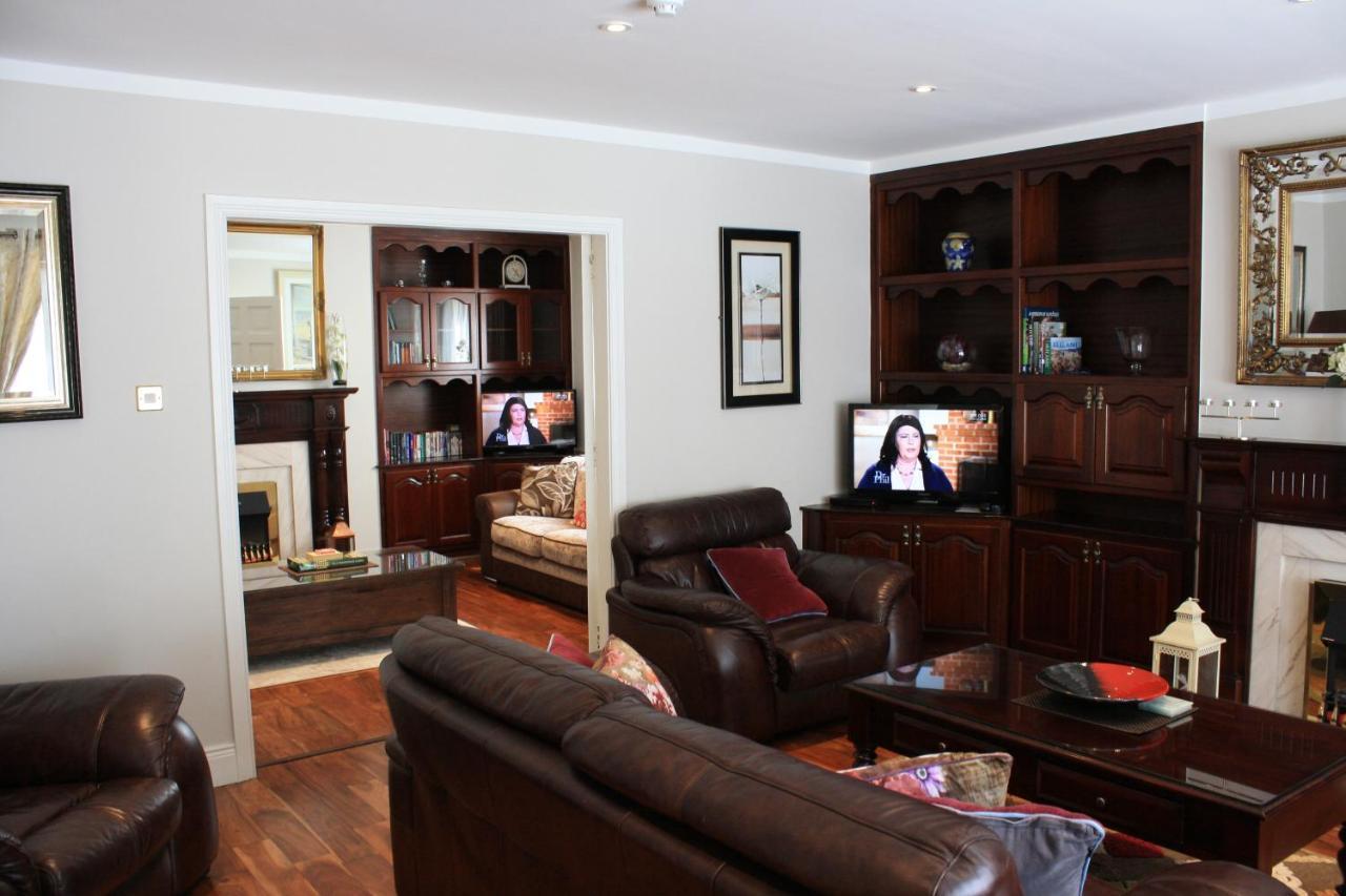 Town Centre Location -Free Private Parking -Luxury 4 Bedroom House All En-Suite With Power Showers -Full Kitchen, 2 Living Rooms - Great Location - Shops And Restaurants 3-Minute Walk -Fast Wi-Fi -Sleeps 9 Guests Killarney Eksteriør bilde