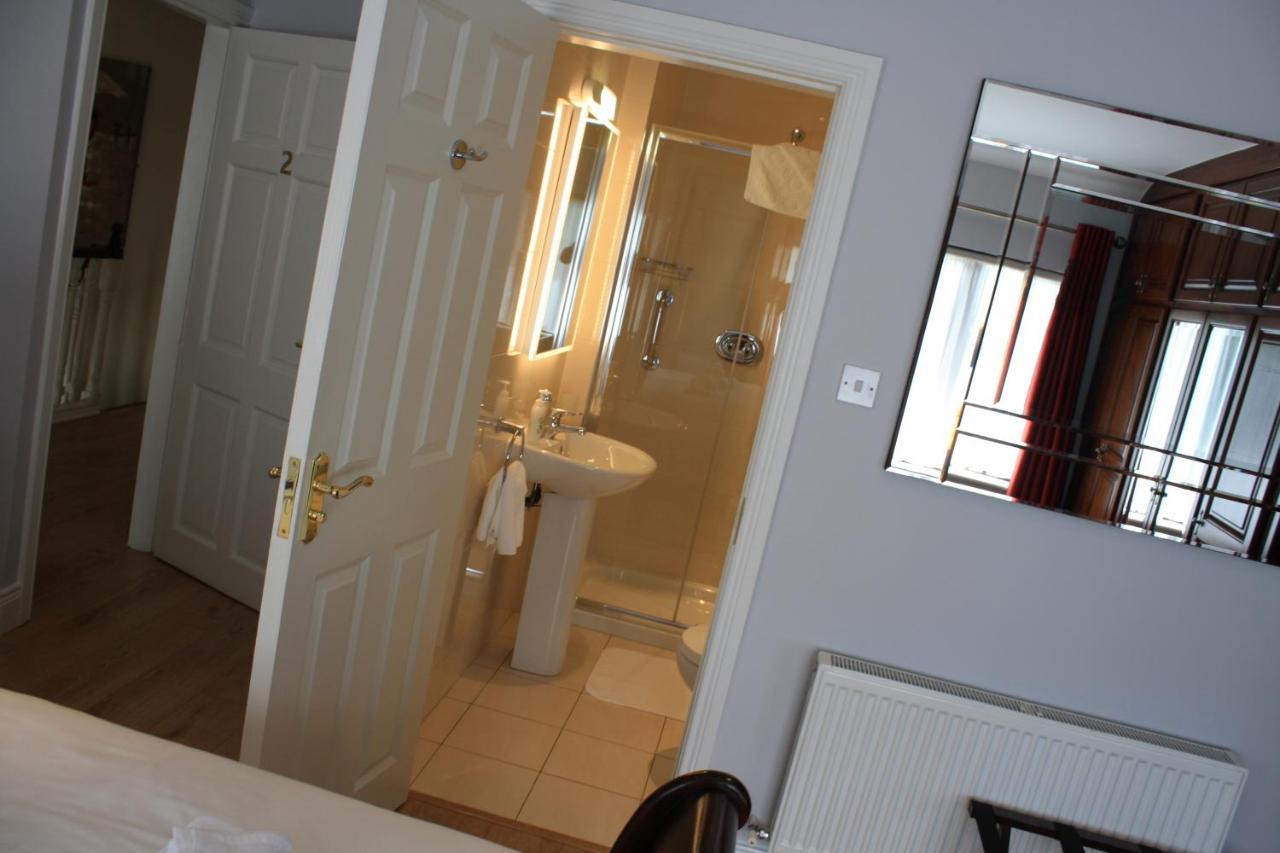 Town Centre Location -Free Private Parking -Luxury 4 Bedroom House All En-Suite With Power Showers -Full Kitchen, 2 Living Rooms - Great Location - Shops And Restaurants 3-Minute Walk -Fast Wi-Fi -Sleeps 9 Guests Killarney Eksteriør bilde