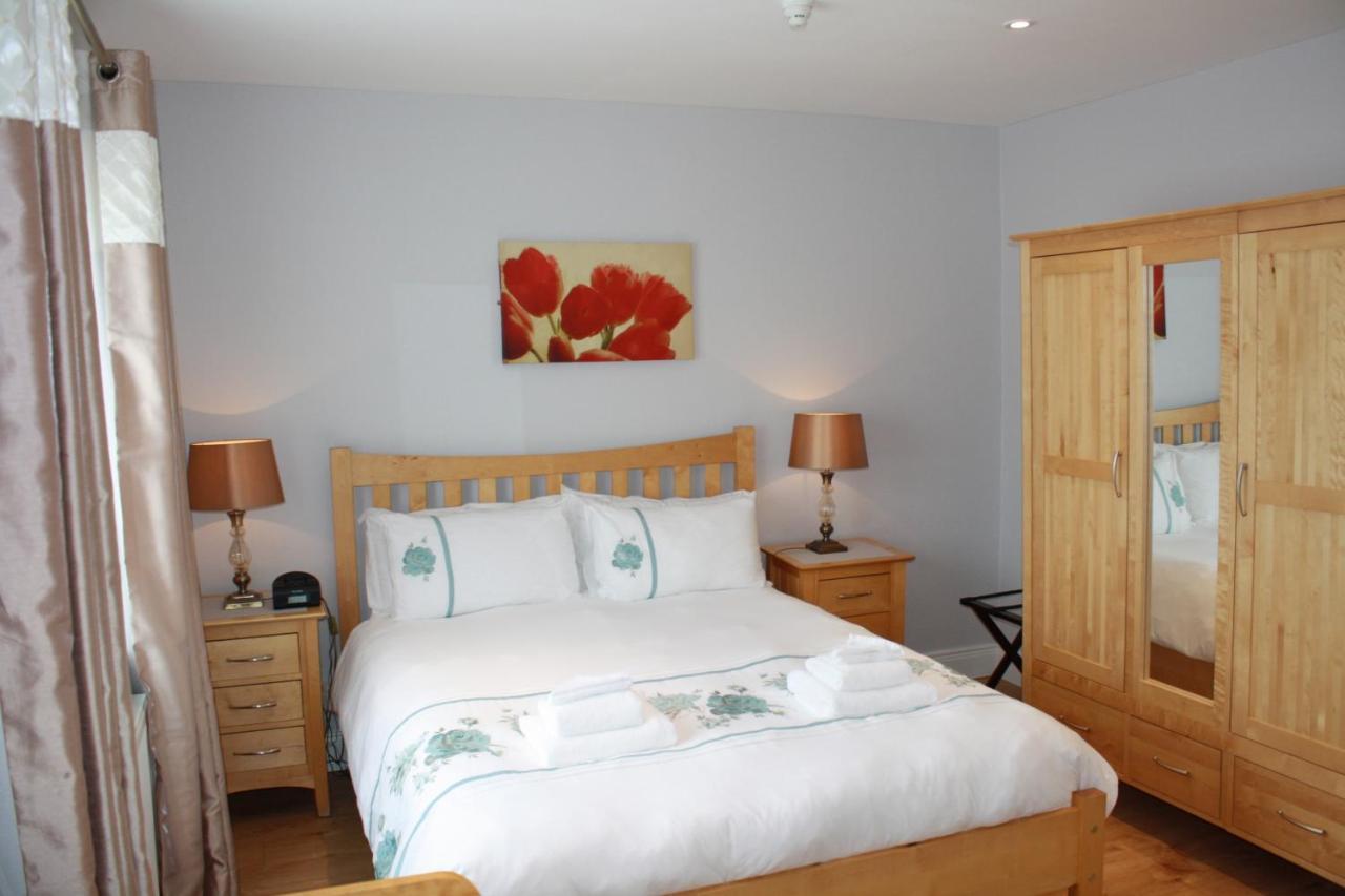 Town Centre Location -Free Private Parking -Luxury 4 Bedroom House All En-Suite With Power Showers -Full Kitchen, 2 Living Rooms - Great Location - Shops And Restaurants 3-Minute Walk -Fast Wi-Fi -Sleeps 9 Guests Killarney Eksteriør bilde