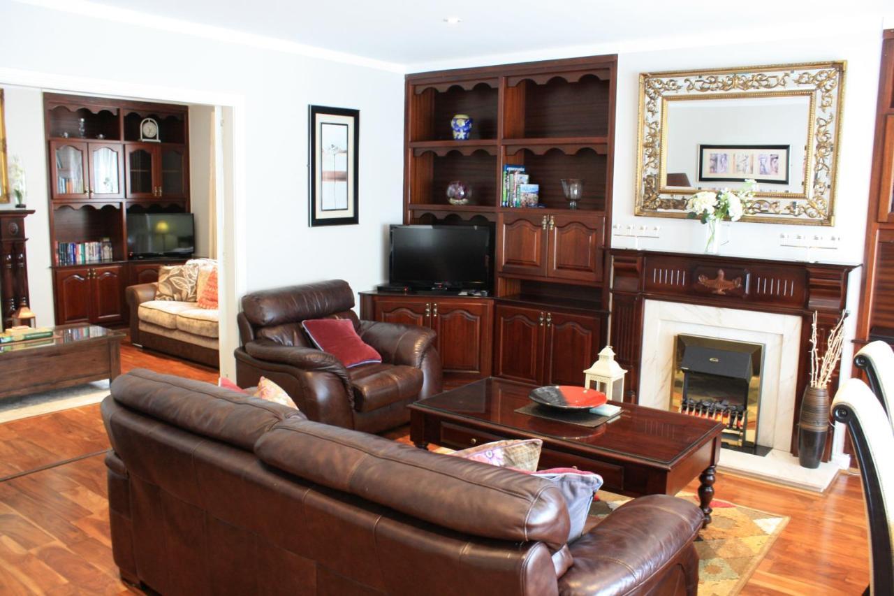 Town Centre Location -Free Private Parking -Luxury 4 Bedroom House All En-Suite With Power Showers -Full Kitchen, 2 Living Rooms - Great Location - Shops And Restaurants 3-Minute Walk -Fast Wi-Fi -Sleeps 9 Guests Killarney Eksteriør bilde