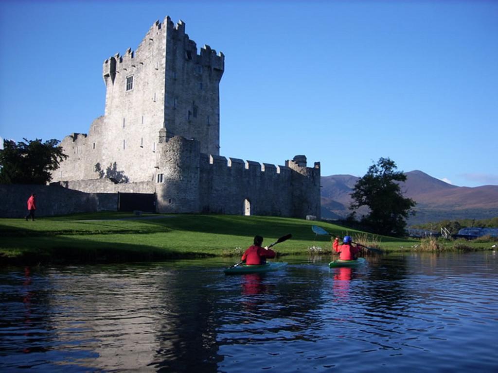 Town Centre Location -Free Private Parking -Luxury 4 Bedroom House All En-Suite With Power Showers -Full Kitchen, 2 Living Rooms - Great Location - Shops And Restaurants 3-Minute Walk -Fast Wi-Fi -Sleeps 9 Guests Killarney Eksteriør bilde