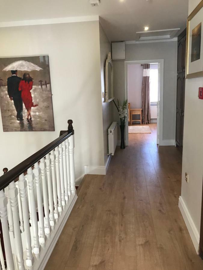 Town Centre Location -Free Private Parking -Luxury 4 Bedroom House All En-Suite With Power Showers -Full Kitchen, 2 Living Rooms - Great Location - Shops And Restaurants 3-Minute Walk -Fast Wi-Fi -Sleeps 9 Guests Killarney Eksteriør bilde