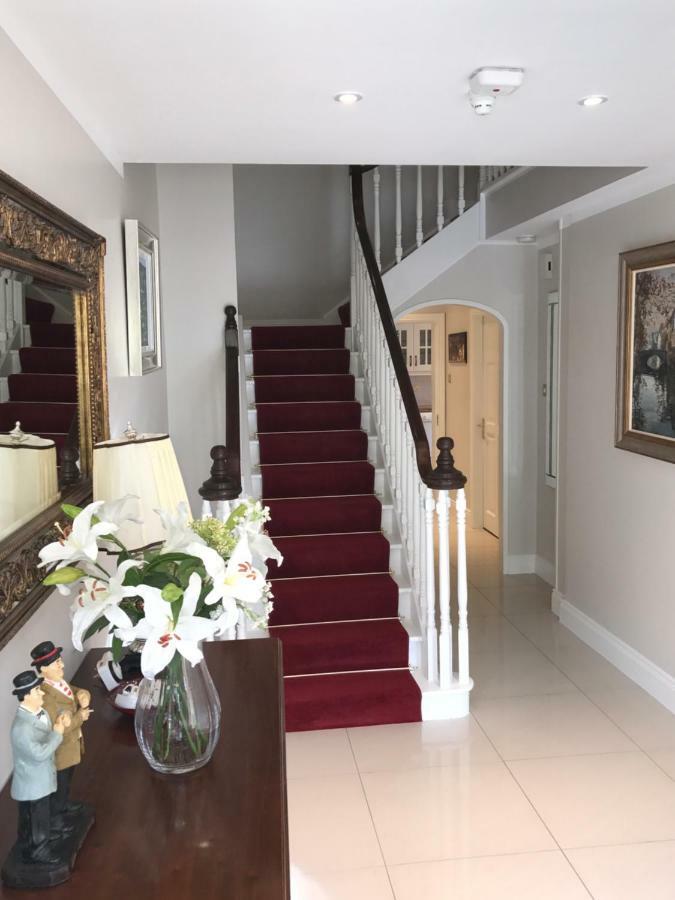 Town Centre Location -Free Private Parking -Luxury 4 Bedroom House All En-Suite With Power Showers -Full Kitchen, 2 Living Rooms - Great Location - Shops And Restaurants 3-Minute Walk -Fast Wi-Fi -Sleeps 9 Guests Killarney Eksteriør bilde