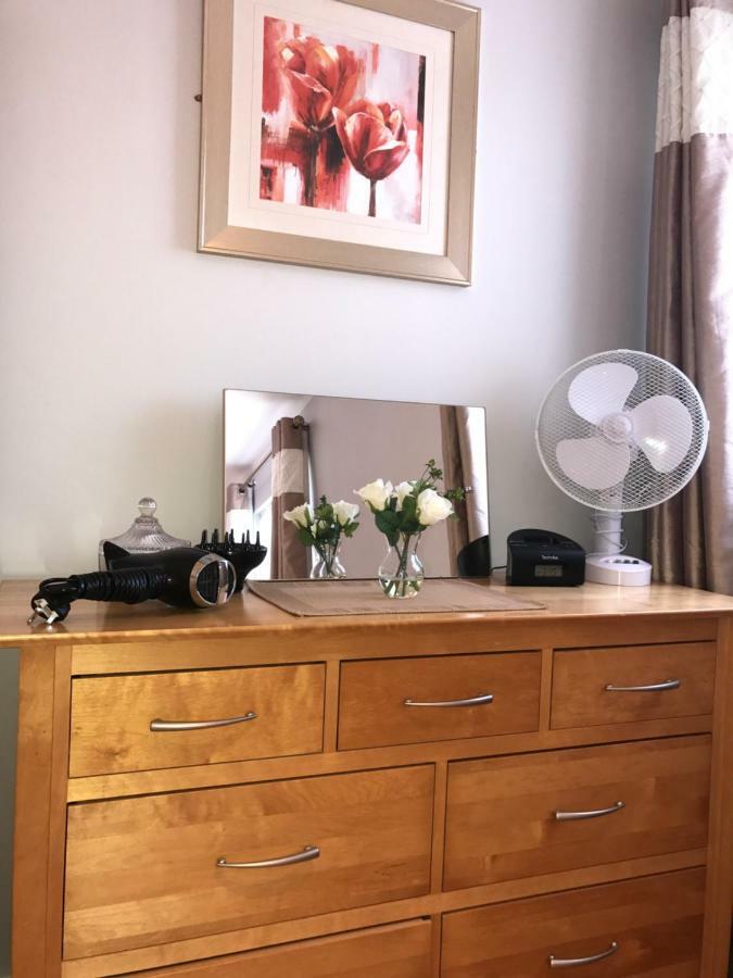 Town Centre Location -Free Private Parking -Luxury 4 Bedroom House All En-Suite With Power Showers -Full Kitchen, 2 Living Rooms - Great Location - Shops And Restaurants 3-Minute Walk -Fast Wi-Fi -Sleeps 9 Guests Killarney Eksteriør bilde